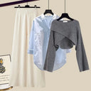  Ensemble de trois pièces : pull gris + chemise bleue + pantalon large abricot