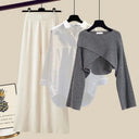  Ensemble de trois pièces : pull gris + chemise blanche + pantalon large abricot